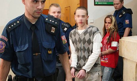Justiní strá pivádí k vynesení rozsudku mladistvého a jeho matku, kteí v osad Bedika vhodili zápalnou lahev do domu svých romských soused. (10. prosince 2010)