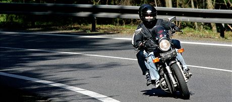 estasedmdesátiletý motorká sjel ze silnice do píkopu. Na míst byl mrtvý. (Ilustraní snímek)