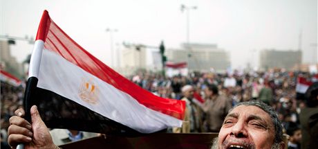 Egyptsk demonstrant na khirskm nmst Tahrr pi demonstraci podporujc povstn v Libyi. (25. nora 2011)