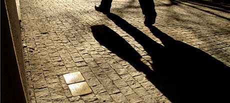 V chodnících nkolika mst idovské obti války pipomínají takzvané Stolpersteine - Kameny zmizelých. od záí jsou i v Havlíkov Brod. Nov k nim pibyly pamtní desky se jmény 112 idovských obtí druhé svtové války. Ilustraní snímek.