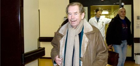 Václav Havel opoutí po pravidelné kontrole Fakultní nemocnici Motol.  (1. února 2010)