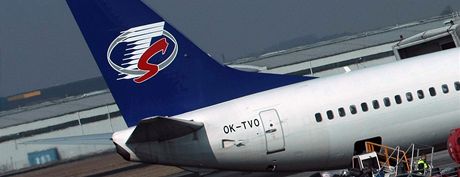 Letoun OK-TVO, který neplánovan pistál v Praze, na starím snímku