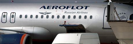 Personál letit postavil ped letoun Aeroflotu cisternu. Ilustraní foto