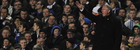 Alex Ferguson, trenér Manchesteru United, bhem utkání v Premier League na stadionu Chelsea.