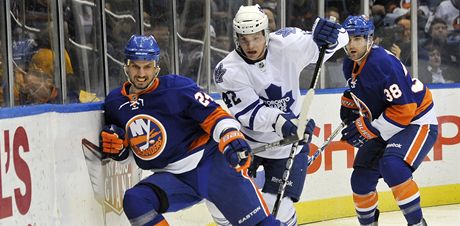 Bek NY Islanders Radek Martínek v obranné práci v utkání proti Torontu. 