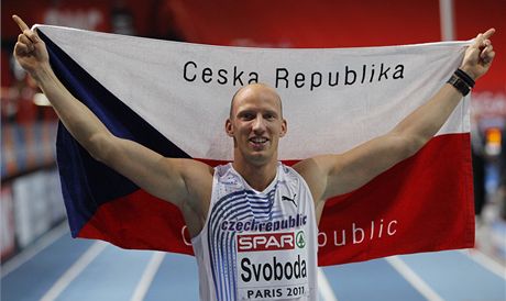 Pekáká Petr Svoboda pózuje po vítzném bhu na halovém mistrovství Evropy 2011.
