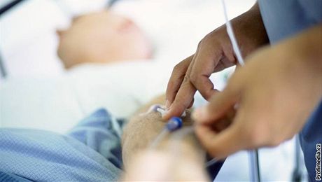 Nemocnice Na Bulovce bude muset platit odkodnní za chybu zdravotní sestry pi podávání infuze. Ilustraní foto