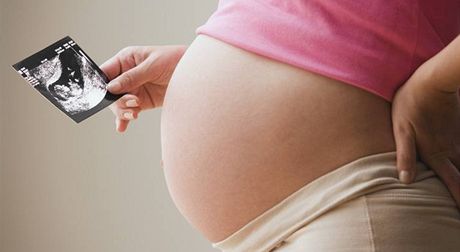 První dít ze zmrazeného embrya se narodilo v Austrálii v roce 1984 (ilustraní fotografie)
