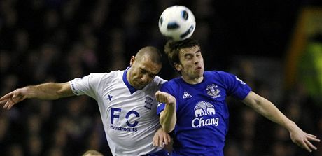 Seamus Coleman (vpravo) z Evertonu a David Murphy z Birminghamu v hlavikovém souboji.