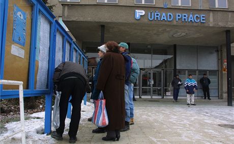 Lidí na úadech práce stále pibývá, navíc ani budoucnost nevypadá nijak pívtiv.