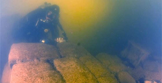 Zbytky Juditina mostu prozkoumávali ve Vltav potápi.