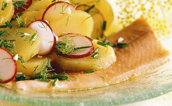 Makrela s bramborovým salátem. (Ilustrační snímek)