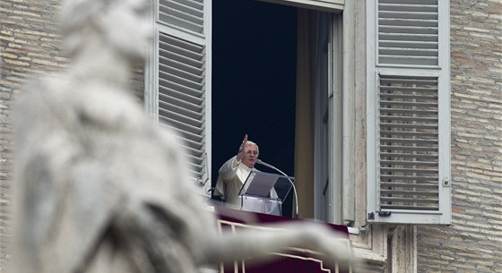 Pape Benedikt XVI. káe z okna svého paláce ve Vatikánu