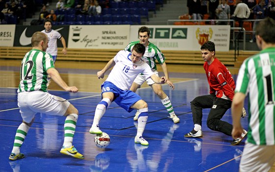 Futsalista brnnského Tanga Michal Belej (v bílém) klikuje mezi hrái Bohemians.