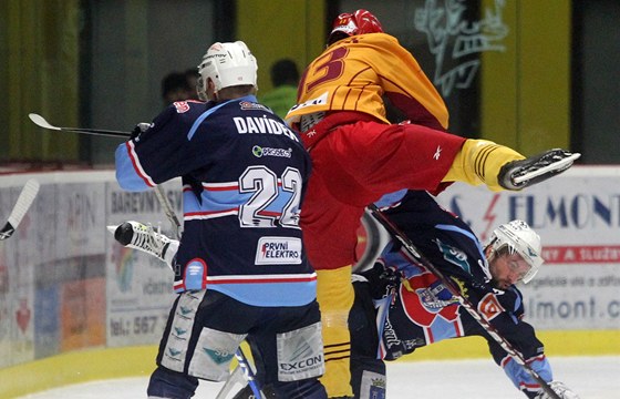 Akrobacie v duelu Jihlava (ve lutém) - Chomutov.