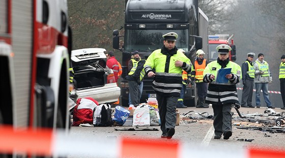 Policie vyetuje pinu srky BMW s autobusem u Doban, pi n zemeli ti lid z osobnho auta 