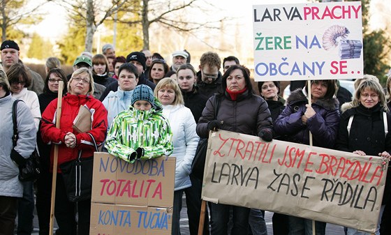 Lékai a zdravotníci se seli ped hejtmanstvím v Karlových Varech pi protestní demonstraci na podporu odvolaného primáe ARO Romana Brázdila.