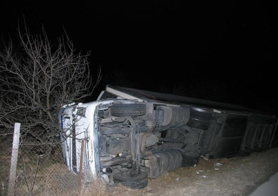 Na vjezdu do Znojma havaroval v pondělí nad ránem polský kamion, řidič zřejmě usnul za volantem.