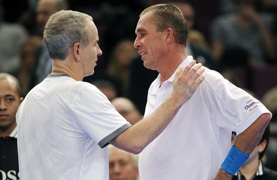 John McEnroe a Ivan Lendl se zdraví na exhibici v New Yorku