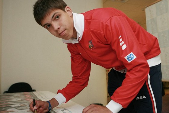 Jií Veselý se podepisuje na oficiální plakáty eského daviscupového týmu