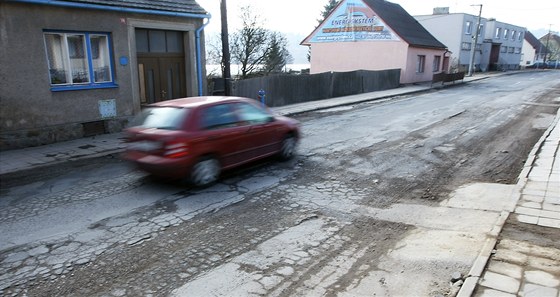 Řada silnic na Vysočině potřebuje opravu (ilustrační snímek).