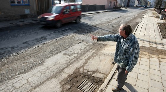 Silnice v Mrákotín je ve velmi patném stavu a opravy se doká a v dubnu.