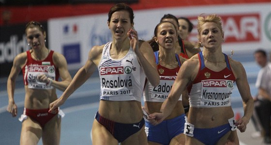 VÍTZNÝ FINI. Denisa Rosolová se dostává ped Rusku Krasnomovetsovou a bí si pro zlatou medaili.