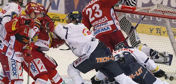 Zmatek ped brankou libereckých hokejist v duelu se Slavií.