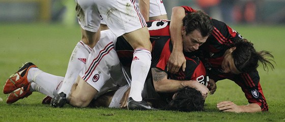 VALNÁ HROMADA. Hrái AC Milán Zlatan Ibrahimovic (vpravo) a Antonio Cassano (uprosted) oslavují gól Gennara Gattusa (vespodu).