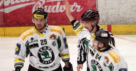 KYNUTÍ DIVÁKM. Mladoboleslavský hokejista Luká Pabika (vpravo) se raduje poté, co pihrál na gól v duelu s Kometou Brno, pihlíí Michal Tvrdík.
