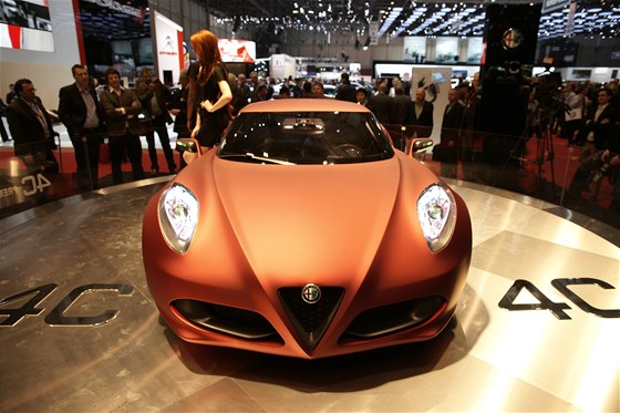 Alfa Romeo 4C byla hvzdou enevského autosalonu v beznu 2011. Letos má vyrazit na silnici.
