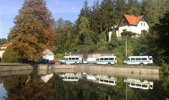 Policisté nali mrtvolu taxikáe v rybníku v Kunraticích.