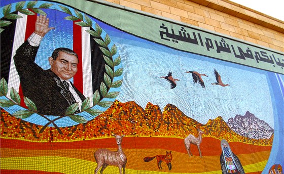 Mozaika se svreným egyptským prezidentem Husním Mubarakem v pímoském letovisku arm a-ajch.