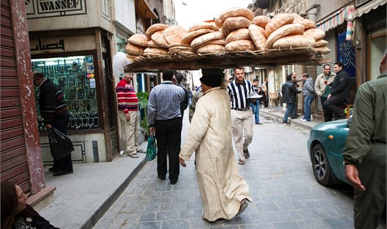 Po svrení egyptského prezidenta Mubaraka se do ulic Káhiry pomalu vrací bný ivot. Na snímku nese mu erstv upeený chléb na trh. (25. února 2011)