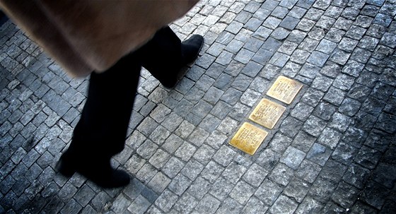 Pamtní kameny, pipomínající obti holokaustu, ped domem v praské Maislov ulici.