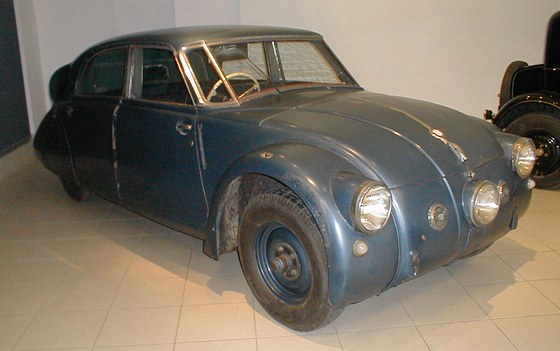 Oslavenkyn Tatra 77 ve sbírce kopivnického muzea.