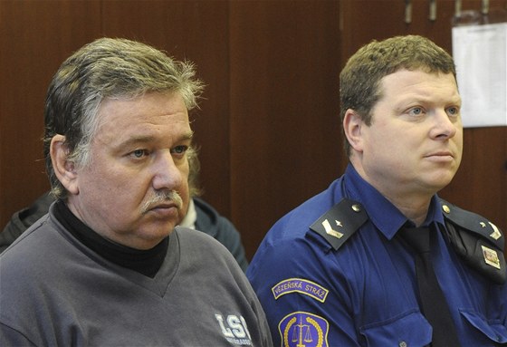 Stanislav ika (vlevo) ped ostravským krajským soudem.