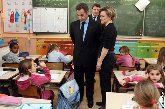 Francouzský prezident Sarkozy a ministr kolství Xavier Darcos (v pozadí) dali kolákm dárek: jen tyi dny výuky týdn. Ilustraní foto.