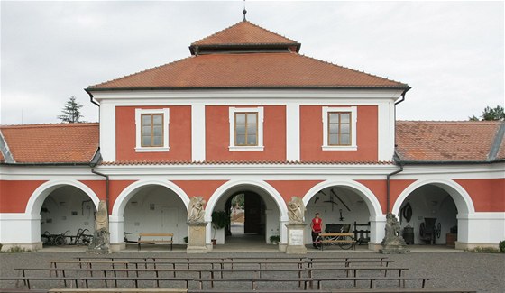 Sponzorujeme opravy památek a kulturní akce i pro jiné obce, láteí starostové. Na snímku Muzeum Loreta v Chlumci nad Cidlinou.