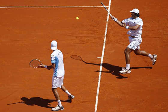 Argentinský tenista Eduardo Schwank (vpravo) a Ignacio Chela v daviscupovém utkání proti Rumunm.