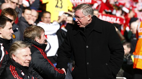 ALESPO S NÍM MLUVIL. S liverpoolským kouem Dalglishem se Ferguson (vpravo) pozdravil, média ignoruje.