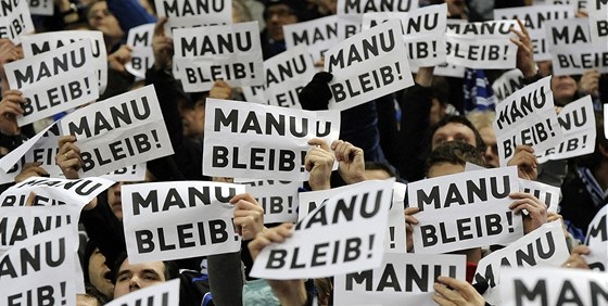 MANU, ZSTA! Fanouci Schalke si pejí, aby branká Manuel Neuer zstal v klubu dál. 