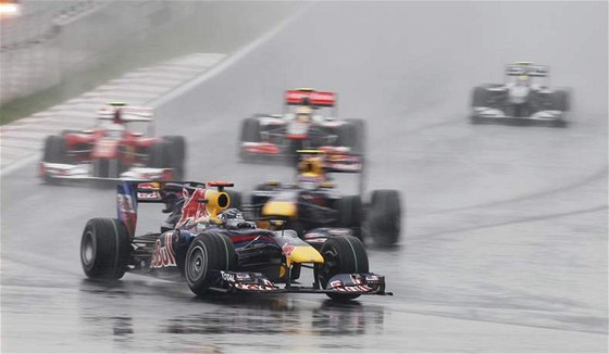 Sebastian Vettel ze stáje Red Bull na mokrém okruhu pi Velké cen Koreje. 