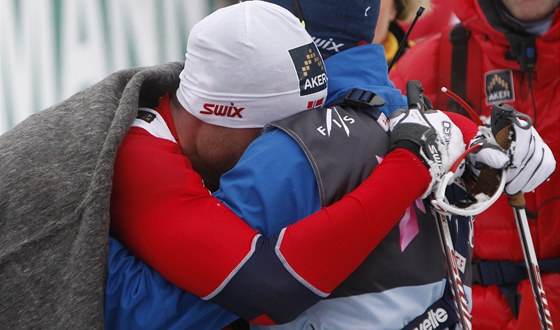 ZÁKAZ LÁSKY. Petter Northug má na mistrovství svta maximáln anci spoinout v objetí lena norského týmu. Náru pítelkyn je mu zapovzena. 