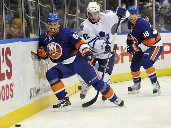 Bek NY Islanders Radek Martínek v obranné práci v utkání proti Torontu. 