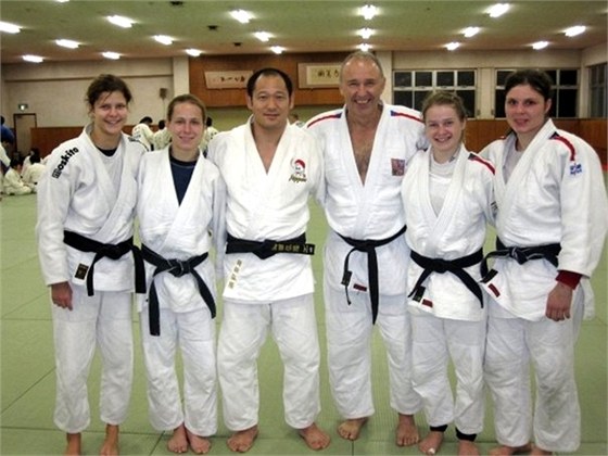 Alena Eiglová (úpln vpravo) s enskou reprezentací na soustední v Japonsku.