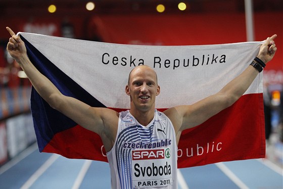 Pekáká Petr Svoboda pózuje po vítzném bhu na halovém mistrovství Evropy 2011.