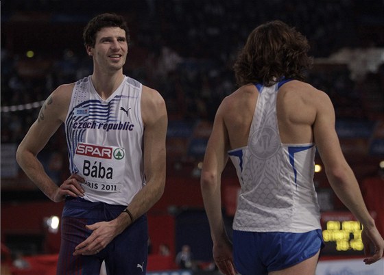 DVA NEJLEPÍ. Výka Jaroslav Bába (vlevo) se usmívá - na halovém mistrovství Evropy získal stíbro. Vedle nj zády stojí vítz Ivan Uchov z Ruska.