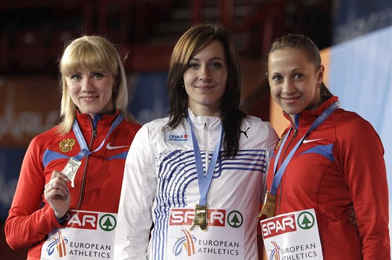 ZLATÁ EKA. Denisa Rosolová (uprosted) pózuje se zlatou medailí z halového mistrovství Evropy.