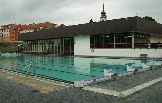 Zchátralý plavecký stadion v Písku se bude bourat. Kde bude stát nový akvapark, není jisté.